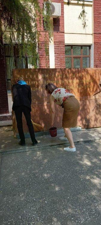 В гимназии 24 организован субботник ВАХТА ПАМЯТИ  у памятника героям ВОВ - выпускникам нашей школы
